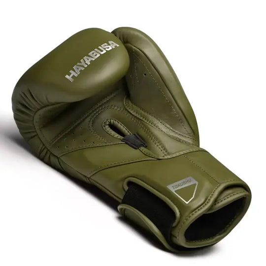 Een enkele olijfgroene Hayabusa bokshandschoen ligt op een witte achtergrond. Het Hayabusa logo is in zilver op de rug van de hand gedrukt en de manchet toont een klein Tokushu-merklabel.