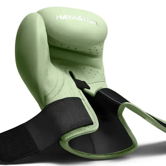 Close-up van lichtgroene Hayabusa bokshandschoenen met open polssluiting en ademende perforaties voor extra ventilatie.