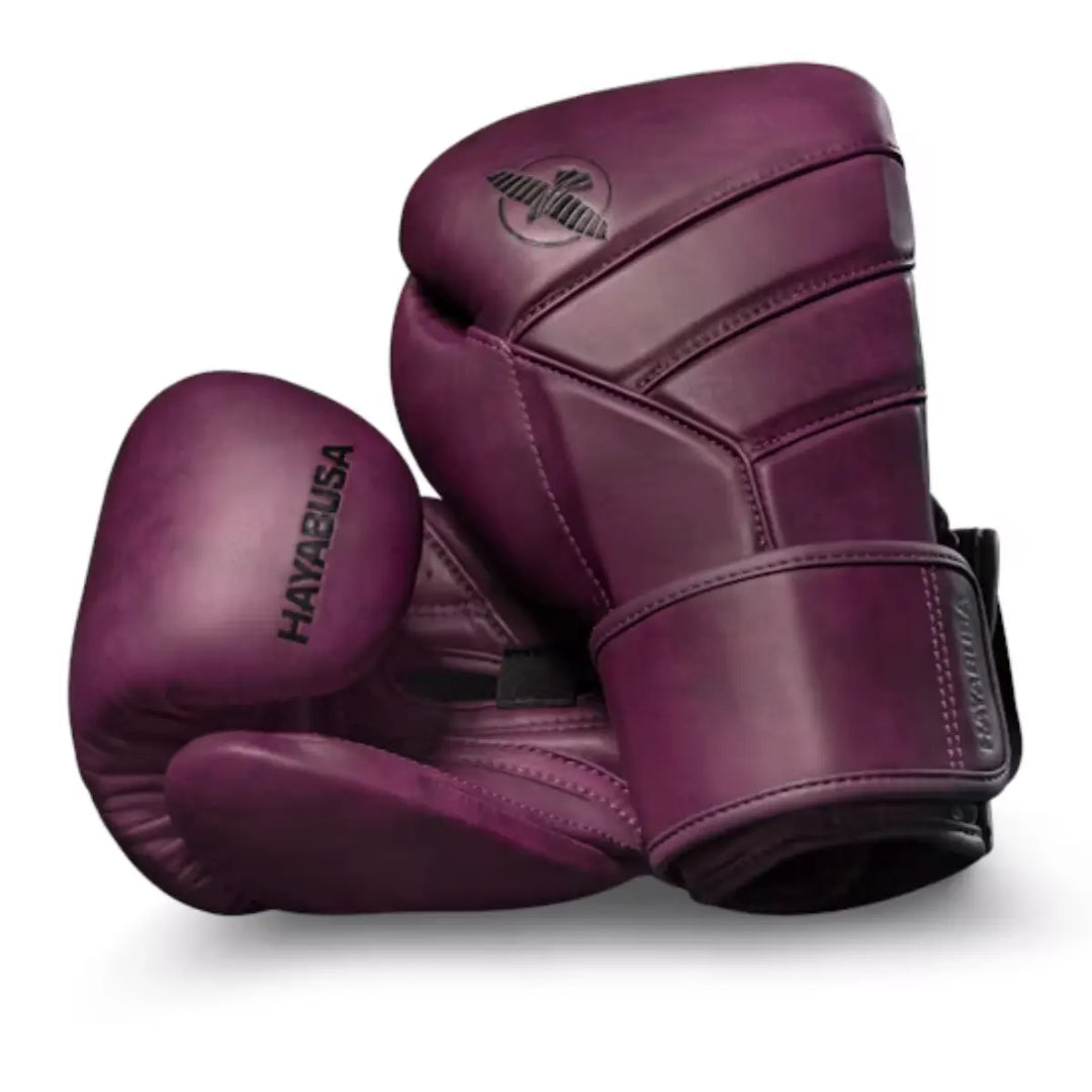 Paarse Hayabusa bokshandschoenen in zijaanzicht met zwart logo en kenmerkende verstevigde polsband voor extra ondersteuning.