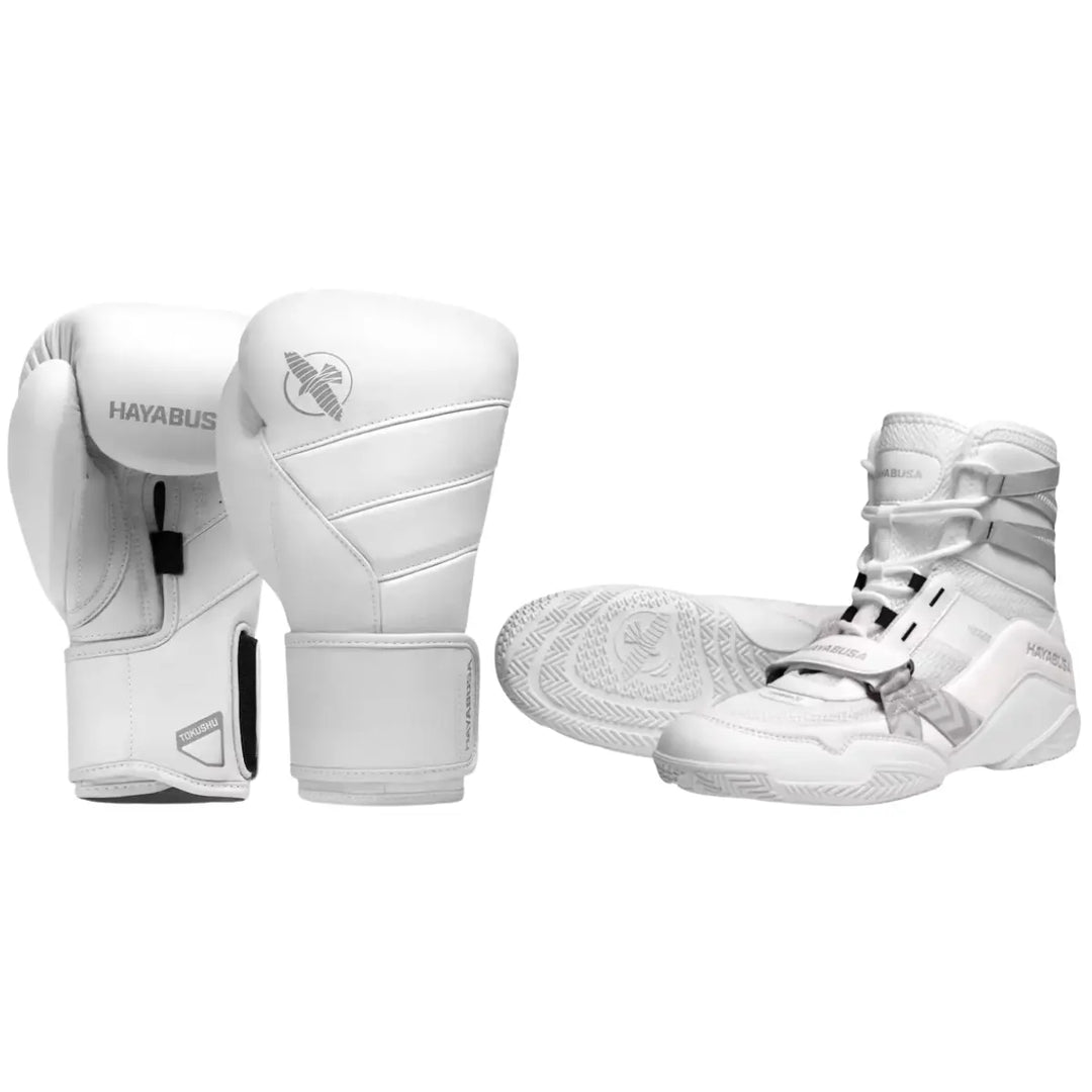 Hayabusa witte bokshandschoenen en witte boksschoenen met grijze accenten.