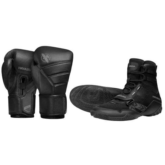 Hayabusa set met zwarte bokshandschoenen en zwarte boksschoenen, liggend op een witte achtergrond.