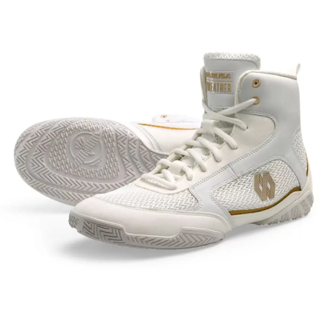 Paar Hayabusa Mayweather Champ Boksschoenen in wit-goud, liggend en staand weergegeven. De afbeelding toont de elegante afwerking, gouden details en gripvaste zool met Hayabusa-logo — perfect voor boksers die topprestaties en stijl combineren.