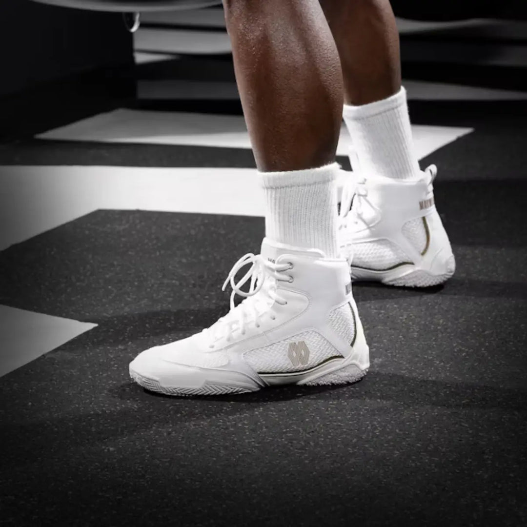 Bokser draagt de Hayabusa Mayweather Champ Boksschoenen in wit-goud tijdens training. De foto toont de perfecte pasvorm, lichte constructie en stabiliteit van de schoen bij snelle voetbewegingen in de gym.