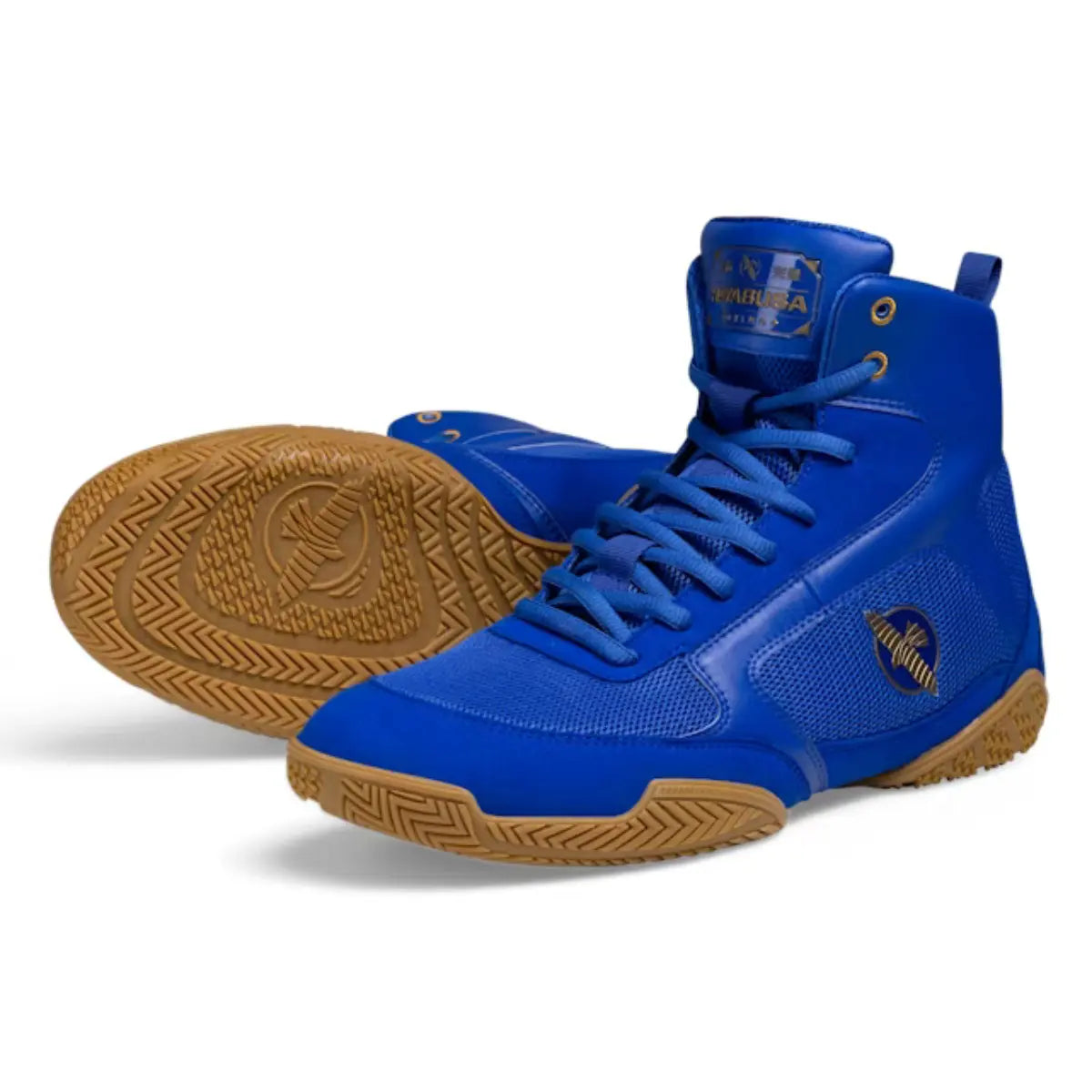 Een paar blauwe Hayabusa boksschoenen met bruine zolen en logo’s aan de zijkant, gepresenteerd tegen een witte achtergrond.