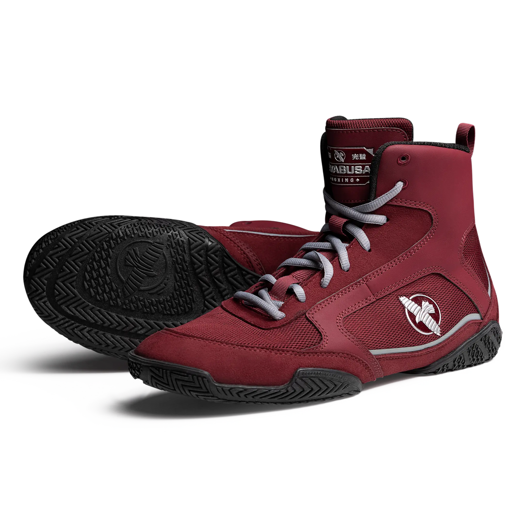 Roodgrijze Hayabusa Pro boksschoenen met hoge enkelsteun, grijze veters en zwarte gripzool. De schoenen zijn ontworpen voor boksers die tijdens trainingen stevige ondersteuning, grip en wendbare voetcontrole nodig hebben.