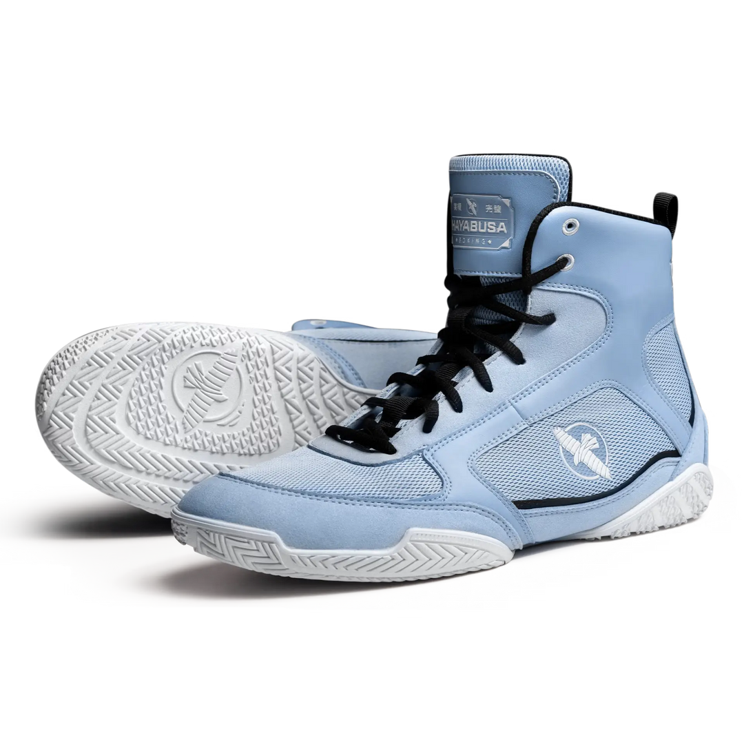  Lichtblauwe Hayabusa Pro boksschoenen met hoge enkelsteun, zwarte veters en witte gripzool. De schoenen zijn ontworpen voor boksers die tijdens trainingen stabiliteit, snelheid en goede voetcontrole nodig hebben.