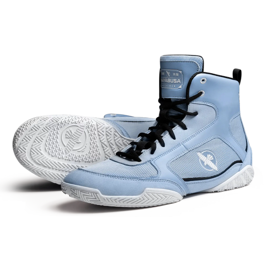  Lichtblauwe Hayabusa Pro boksschoenen met hoge enkelsteun, zwarte veters en witte gripzool. De schoenen zijn ontworpen voor boksers die tijdens trainingen stabiliteit, snelheid en goede voetcontrole nodig hebben.