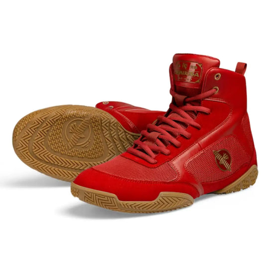 Rode Hayabusa boksschoenen met bruine zolen, één schoen met zool zichtbaar, tegen witte achtergrond.