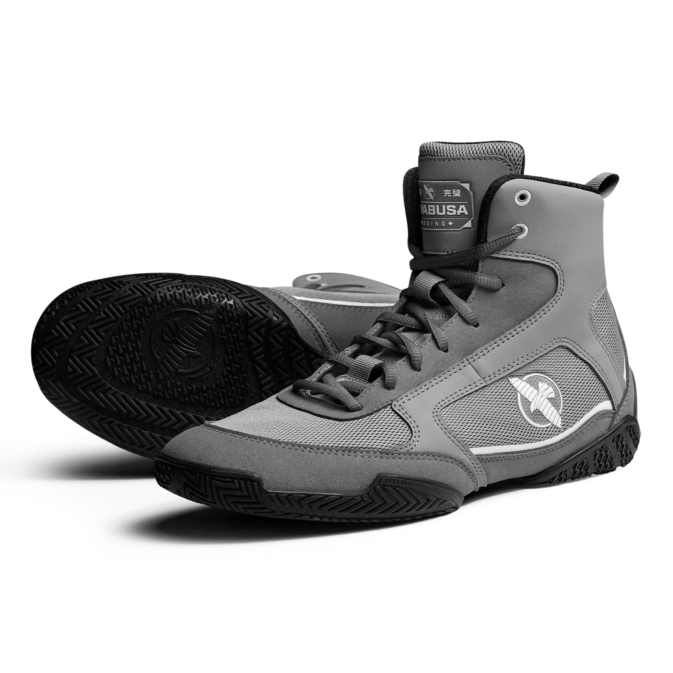 Hayabusa Boksschoenen Pro Triple Grey met hoge enkelondersteuning, zwarte veters en een stevige gripzool. De boksschoen is ontworpen voor stabiel voetenwerk, snelle bewegingen en intensieve bokstraining in de gym.
