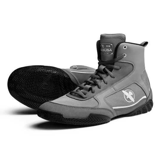 Hayabusa Boksschoenen Pro Triple Grey met hoge enkelondersteuning, zwarte veters en een stevige gripzool. De boksschoen is ontworpen voor stabiel voetenwerk, snelle bewegingen en intensieve bokstraining in de gym.