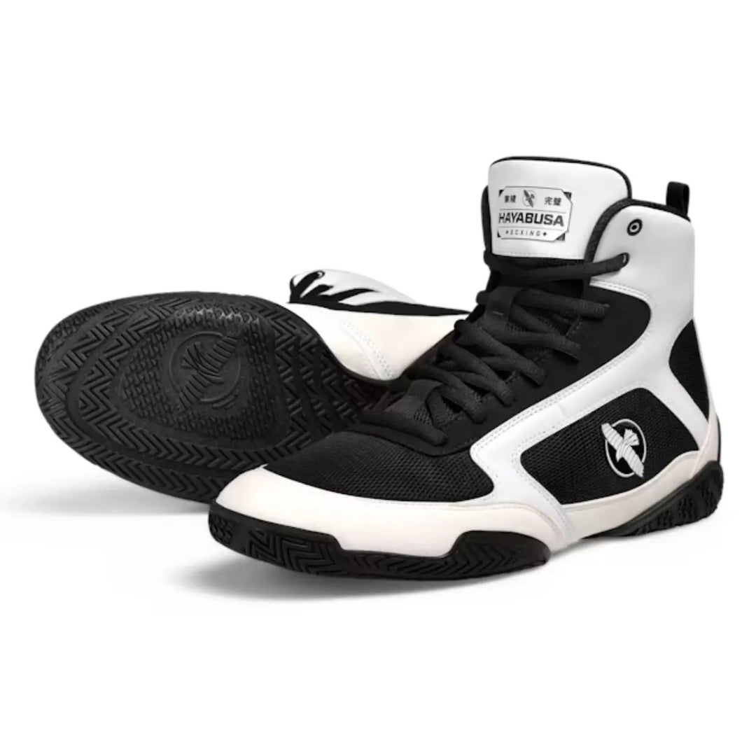 Zwarte en witte Hayabusa boksschoenen, met zwarte zolen en Hayabusa logo zichtbaar op de zijkant en zool.