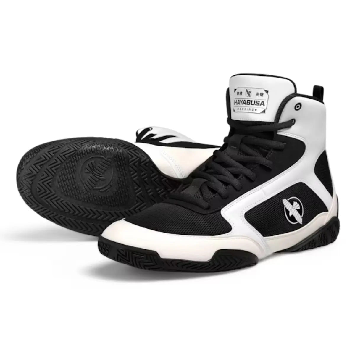 Zwarte en witte Hayabusa boksschoenen, met zwarte zolen en Hayabusa logo zichtbaar op de zijkant en zool.