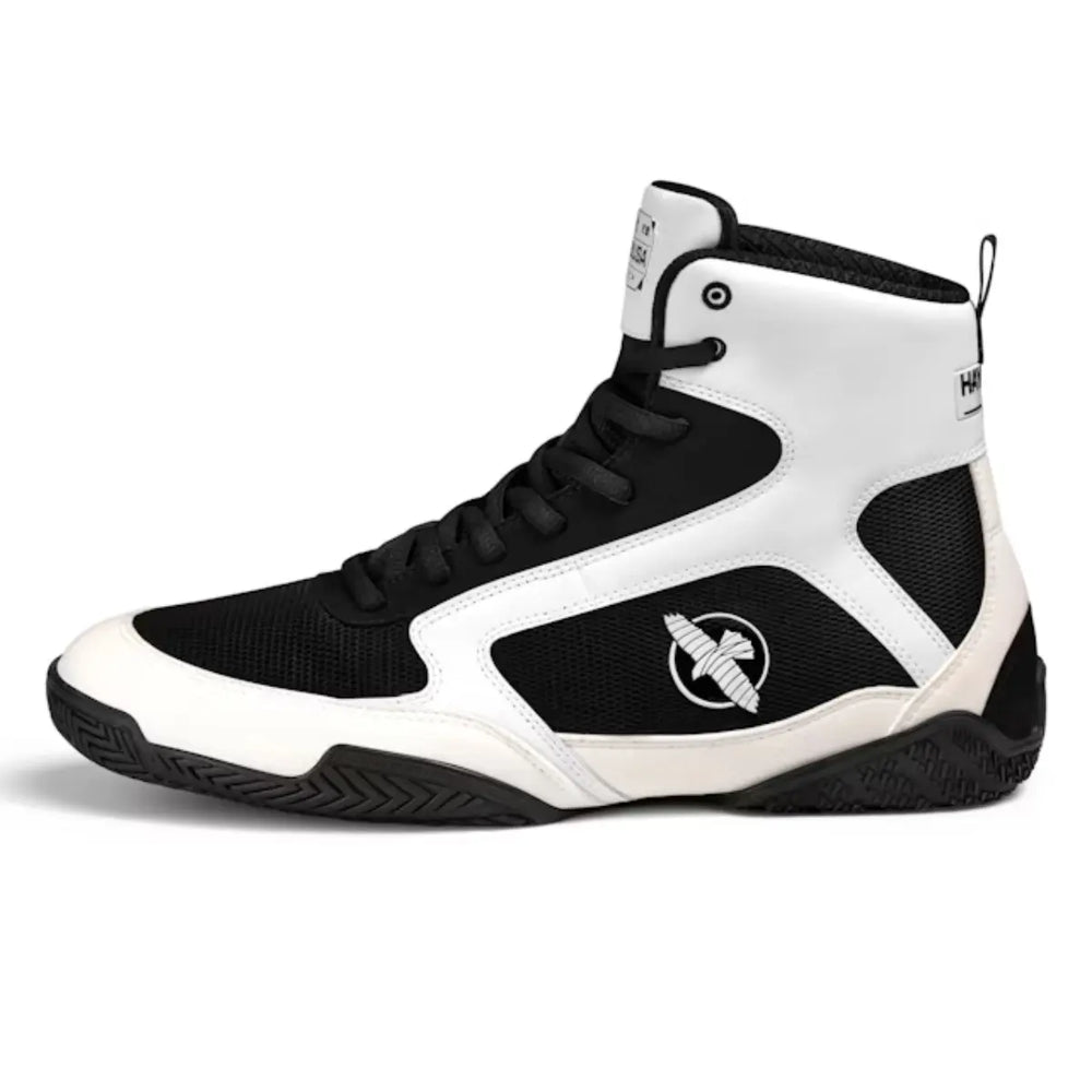 Zijaanzicht van zwarte en witte Hayabusa boksschoen met opvallend logo en zwarte zool.