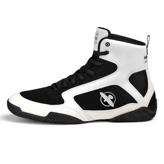 Zijaanzicht van zwarte en witte Hayabusa boksschoen met opvallend logo en zwarte zool.