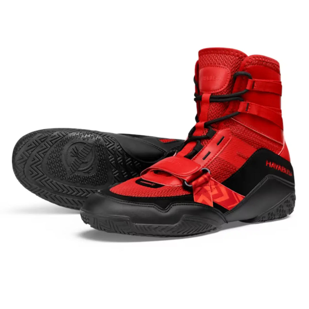 Set rode en zwarte Hayabusa boksschoenen met gripzool en enkelondersteuning, ontworpen voor stabiliteit, snelheid en comfort tijdens intensieve bokstrainingen.