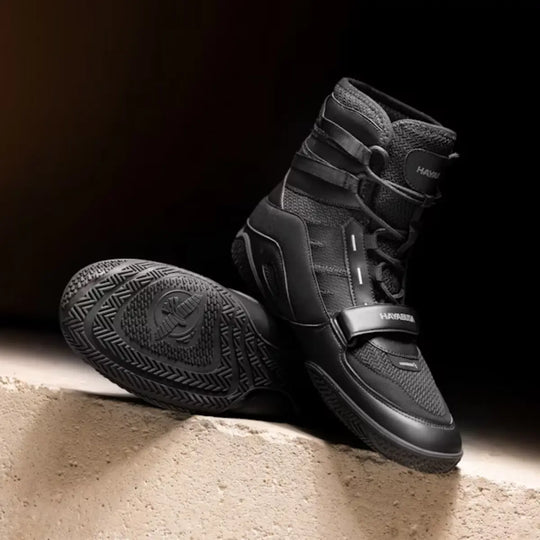 Hayabusa boksschoenen in volledig zwart met stevige gripzool, ademend mesh en enkelversteviging, ontworpen voor maximale stabiliteit, snelheid en comfort tijdens bokstraining.