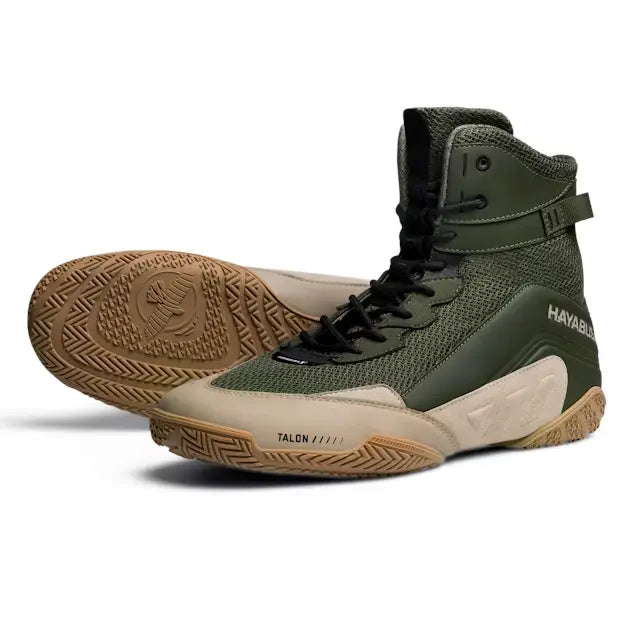 Hayabusa Talon boksschoenen in groen en beige met zwarte veters, één schoen staand en de andere liggend met zichtbare zool.