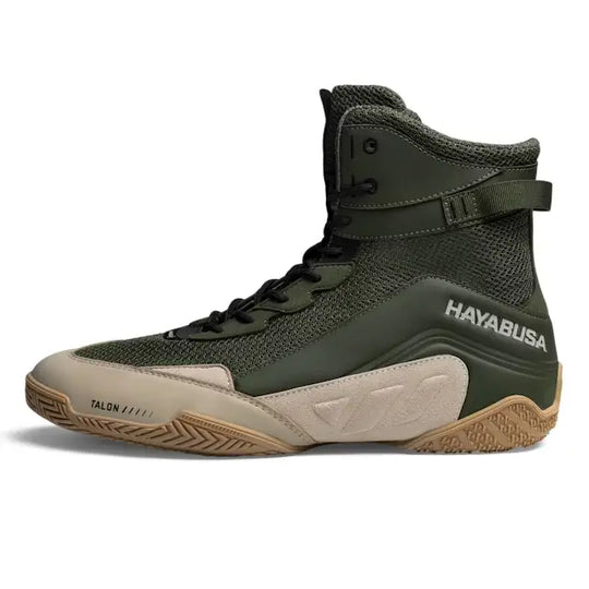 Zijaanzicht van een Hayabusa Talon boksschoen in olijfgroen en beige met zwarte veters, op een witte achtergrond.