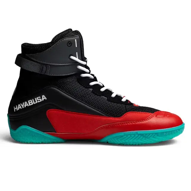 Zijaanzicht van de Hayabusa Talon vechtschoen in zwart, rood en turquoise, met een stevige zool en een klittenbandsluiting voor extra steun.