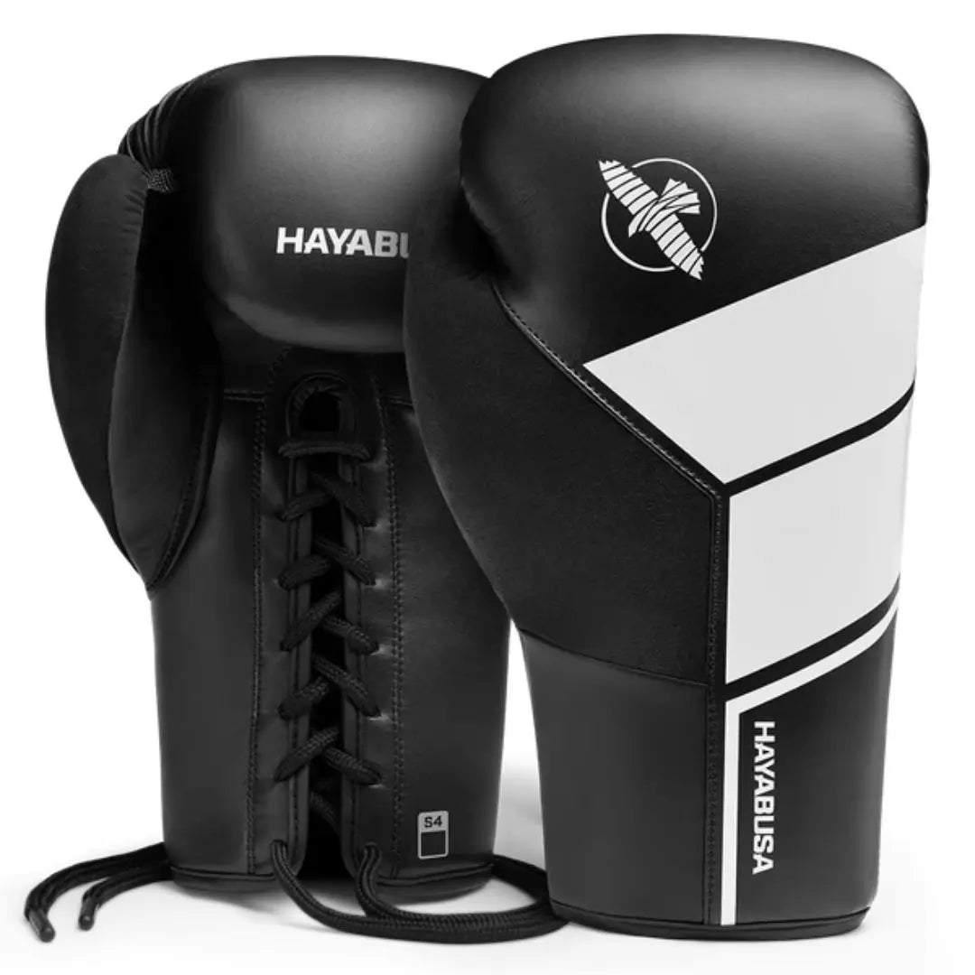 Productfoto van zwarte bokshandschoenen met vetersluiting en witte Hayabusa-details. De Hayabusa Boxhandschoenen S4 Lace Up Zwart zijn ontworpen voor boksers die stevige ondersteuning, een klassieke pasvorm en betrouwbare bescherming zoeken tijdens bokstraining.