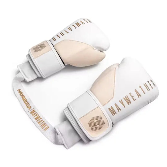 Witte Hayabusa Boxing Deodorizer met gouden accenten, bedoeld voor het neutraliseren van geurtjes in bokshandschoenen