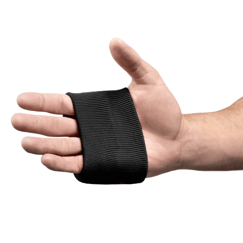 Alt-tekst: Een zwarte Hayabusa Boxing Knuckle Guard gedragen over de knokkels van een open hand tegen een zwarte achtergrond, met het witte Hayabusa-logo en adelaarsembleem.