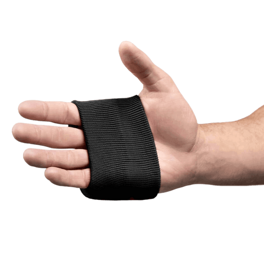 Alt-tekst: Een zwarte Hayabusa Boxing Knuckle Guard gedragen over de knokkels van een open hand tegen een zwarte achtergrond, met het witte Hayabusa-logo en adelaarsembleem.