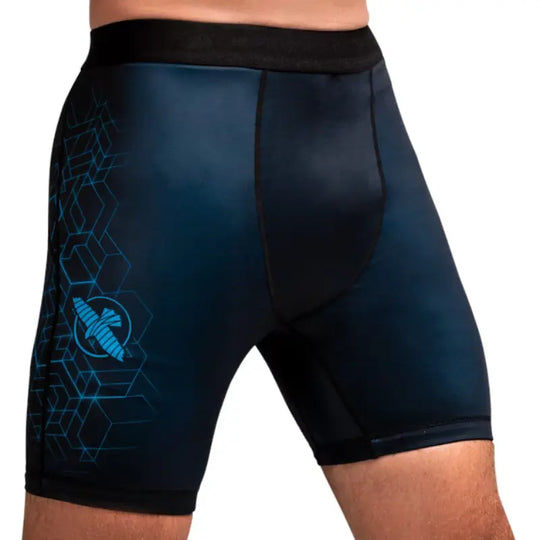 Hayabusa compressieshort voor heren in blauw met geometrisch patroon en logo op de dij, ontworpen voor ondersteuning en mobiliteit.