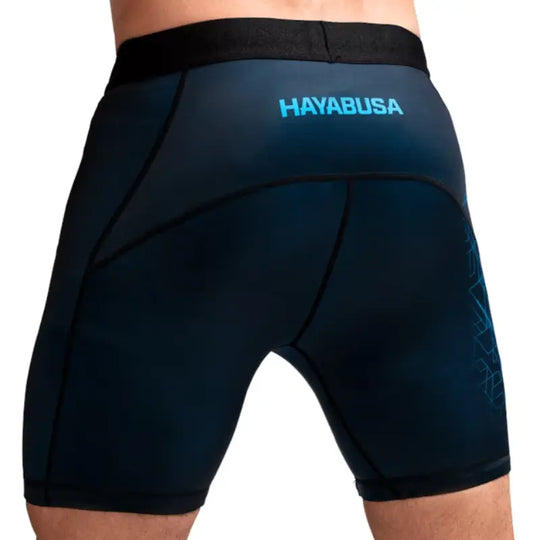 Achteraanzicht van zwarte Hayabusa compressieshort met blauwe details en het HAYABUSA-logo op de tailleband.