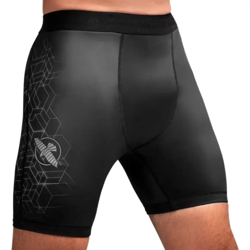 Zwarte Hayabusa compressieshort met grijs geometrisch patroon en Hayabusa-logo op de zijkant van het dijbeen.