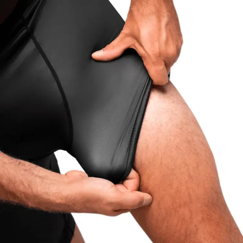 Zwarte Hayabusa compressieshort met rekbare stof, uitgerekt bij het dijbeen om de flexibiliteit en pasvorm te tonen.