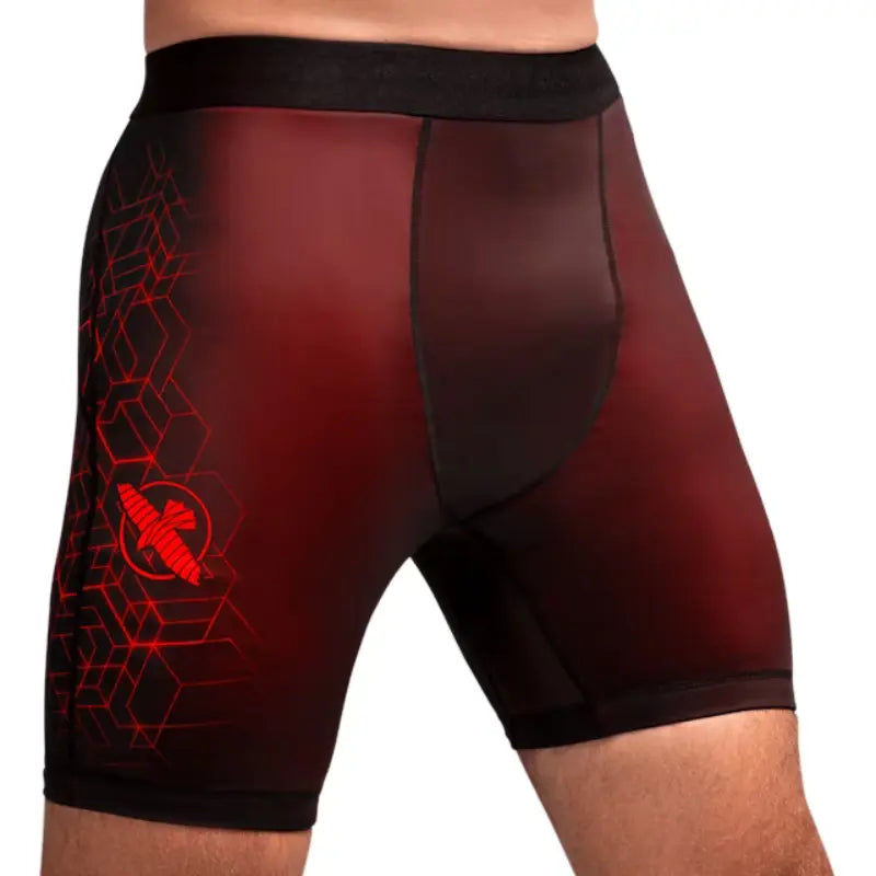 Rode Hayabusa compressieshort met zwart-rode kleurverloop, geometrisch patroon en Hayabusa logo op het linkerbeen.
