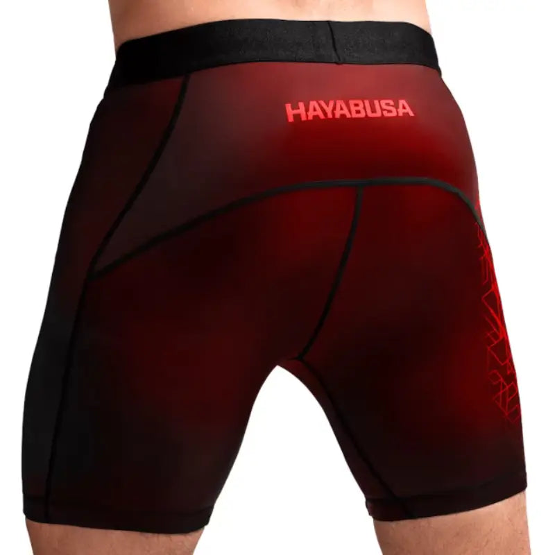 Rode Hayabusa compressieshort met zwart-rode kleurverloop, zichtbaar Hayabusa logo op de achterkant bij de taille.
