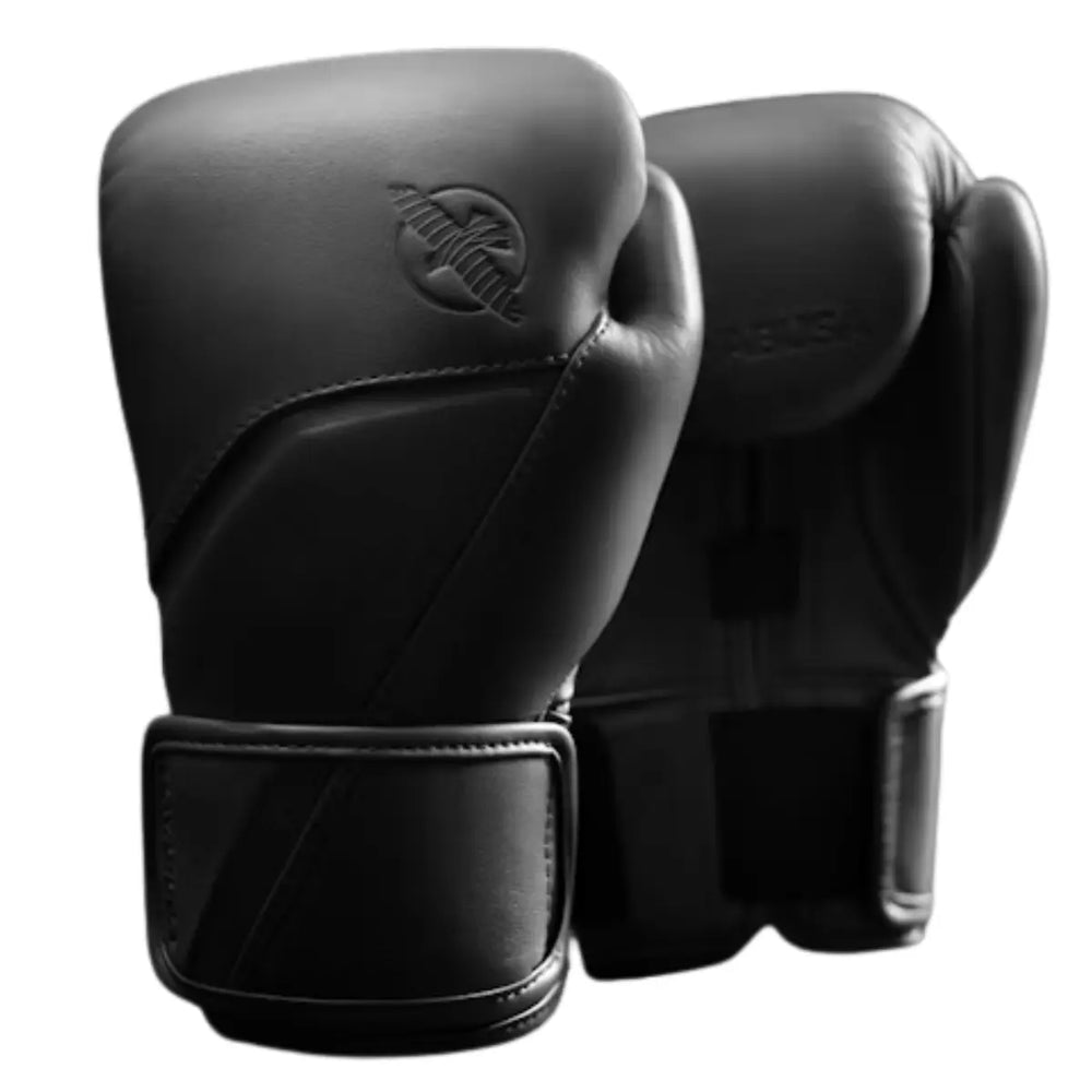 Zwarte bokshandschoenen met strak minimalistisch design en stevige klittenbandsluiting, ontworpen voor optimale bescherming, comfort en ondersteuning tijdens bokstraining.