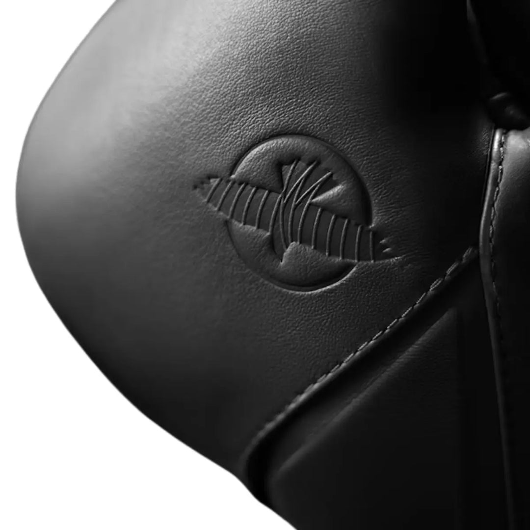 Detailfoto van zwarte bokshandschoen met subtiel reliëflogo en hoogwaardige afwerking, ontworpen voor duurzaamheid, comfort en optimale bescherming tijdens bokstraining.
