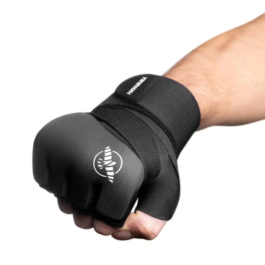 Hayabusa Elite Quick Wraps in zwart, close-up van rekbare bokswikkels met klittenbandsluiting