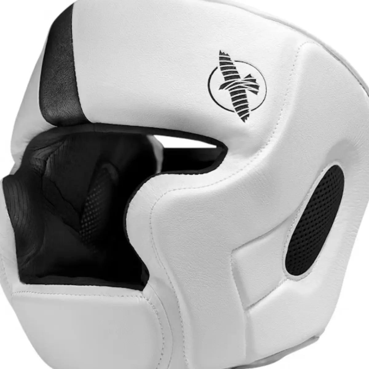 Witte Hayabusa hoofdbeschermer met zwart logo en extra padding voor optimale bescherming tijdens sparren.