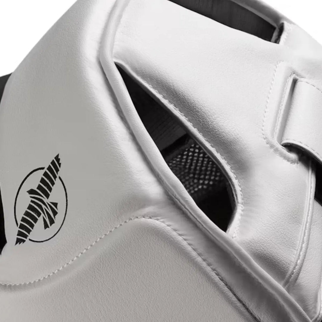 Close-up van de witte Hayabusa hoofdbeschermer met ventilatieopeningen en zwart logo aan de zijkant.