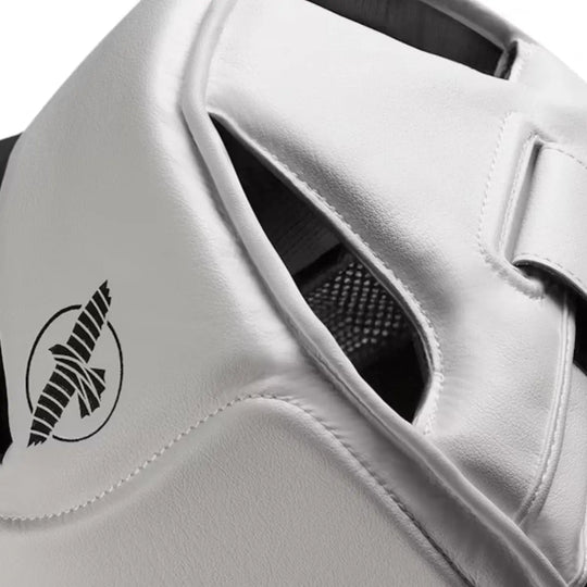 Close-up van de witte Hayabusa hoofdbeschermer met ventilatieopeningen en zwart logo aan de zijkant.
