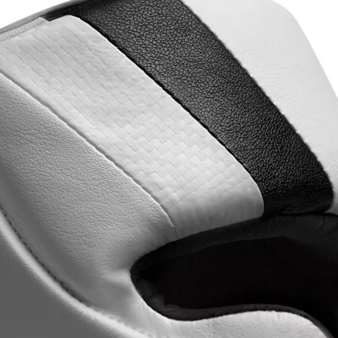 Close-up van een witte Hayabusa hoofdbeschermer met zwarte en witte textuurdetails bovenop voor extra versteviging.