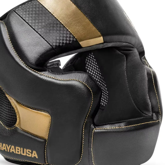 Zwarte Hayabusa hoofdbeschermer met gouden details, mesh inzetstukken en stevige stiknaden voor extra duurzaamheid.