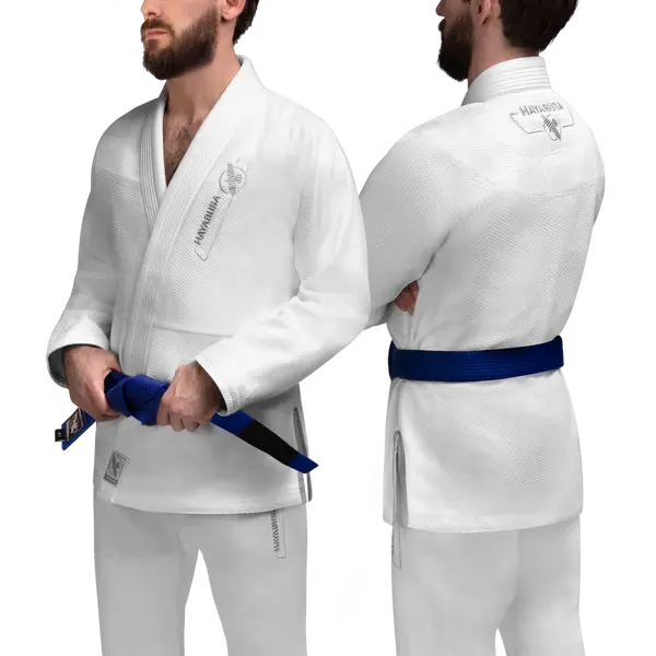 Man in witte Hayabusa Heavyweight BJJ Gi met blauwe band, voor- en achteraanzicht van het traditionele jiu-jitsu pak met subtiel grijs logo op borst en rug.