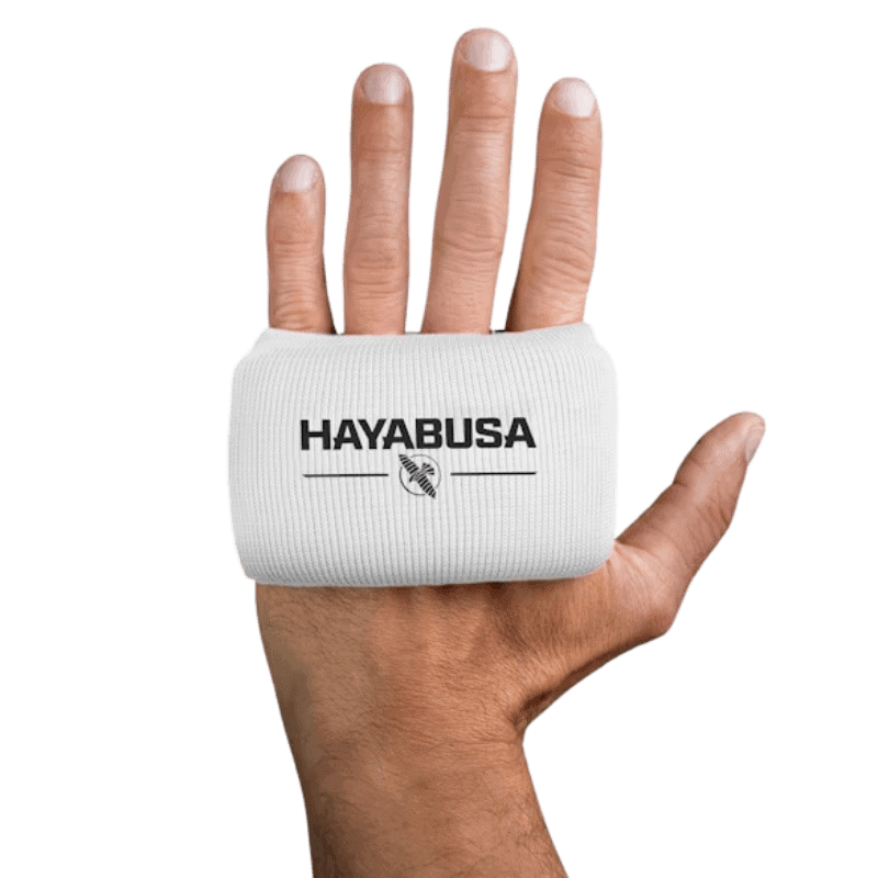 Witte Hayabusa handwrap gedragen om de hand met het logo op de rug van de hand.