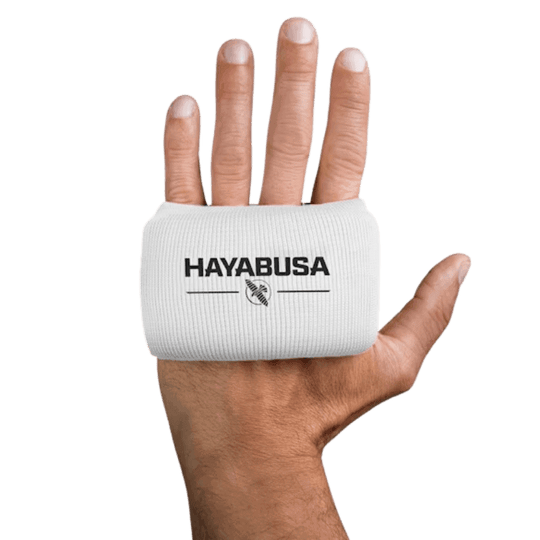 Witte Hayabusa handwrap gedragen om de hand met het logo op de rug van de hand.