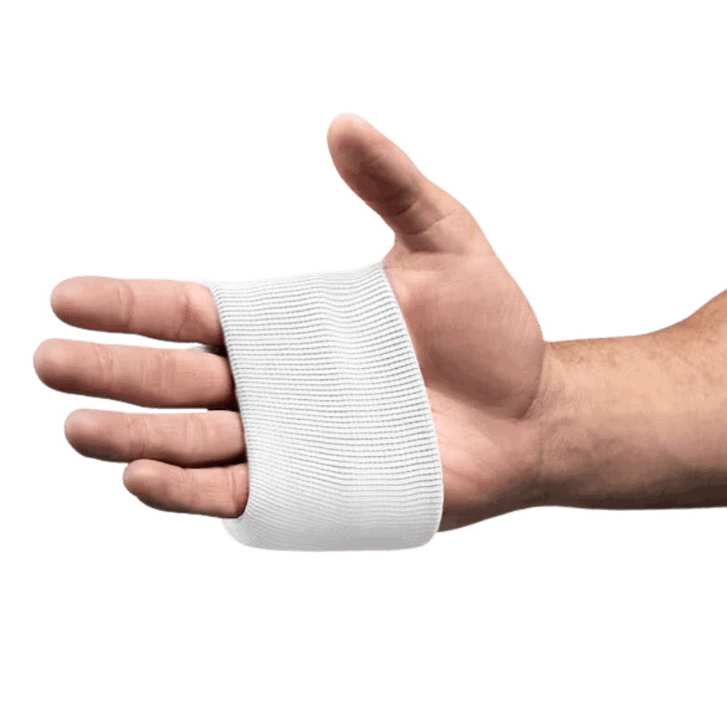 Onderaanzicht van een hand met een strak gewikkelde witte Hayabusa handwrap.