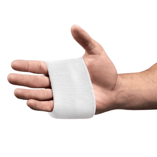 Onderaanzicht van een hand met een strak gewikkelde witte Hayabusa handwrap.