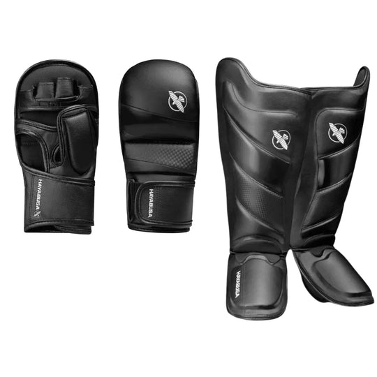 Hayabusa set bestaande uit zwarte MMA handschoenen en zwarte scheenbeschermers met wit Hayabusa logo.
