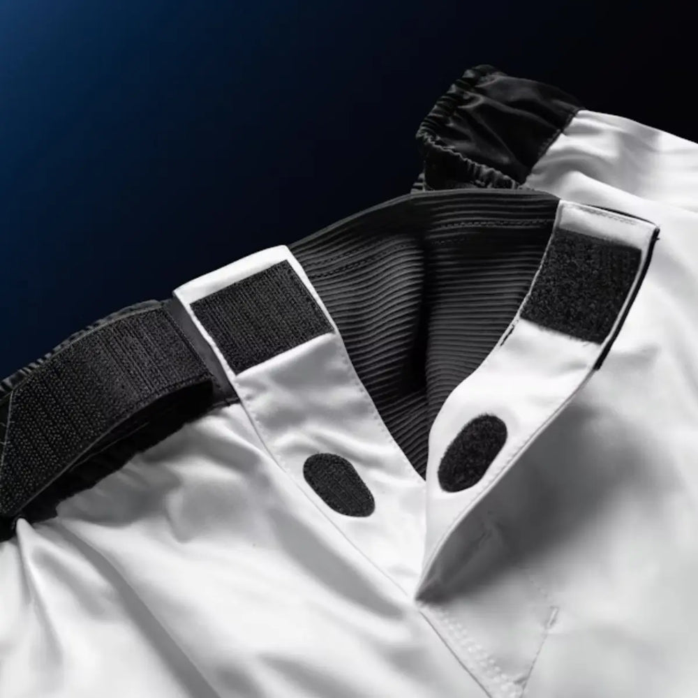 Close-up van de tailleband en klittenbandsluiting van witte Hayabusa fightshorts met zwarte details.