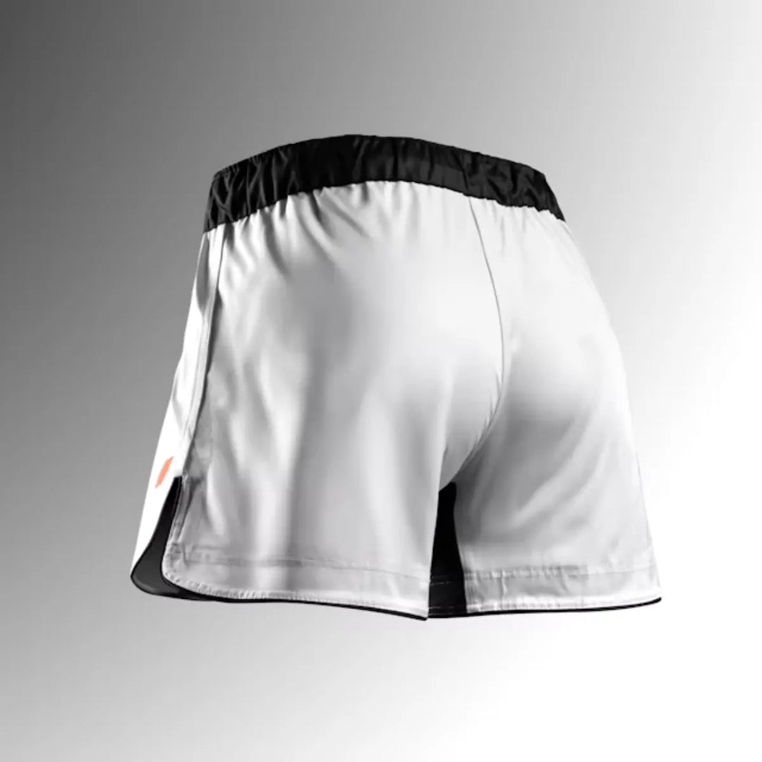 Achteraanzicht van witte Hayabusa fightshorts met zwarte tailleband en zwarte accenten langs de pijpen.