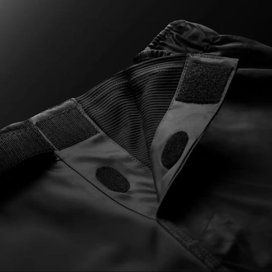 Close-up van de klittenbandsluiting en elastische tailleband van zwarte Hayabusa fightshorts.
